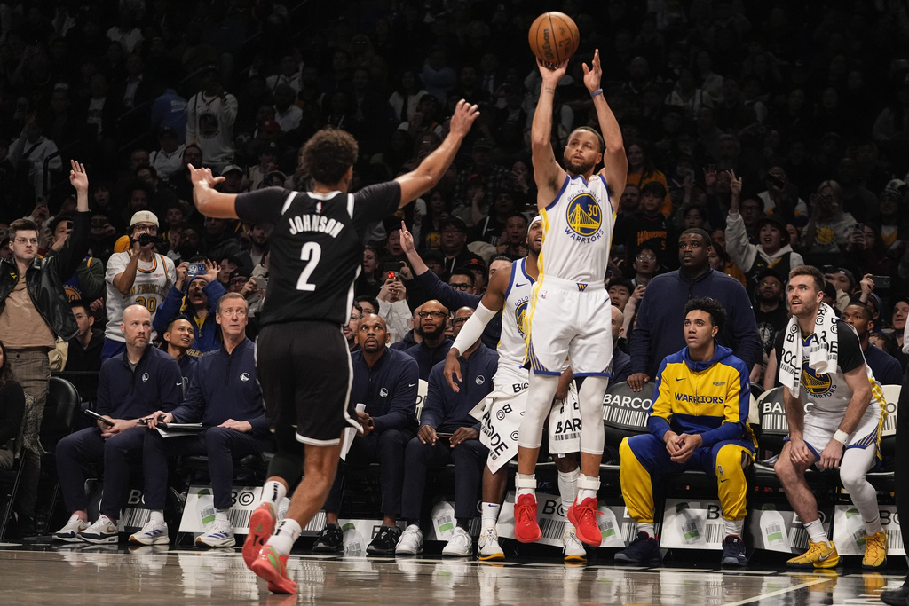 Why Warriors' Steph Curry will benefit from NBA's 3-point 'heave' rule