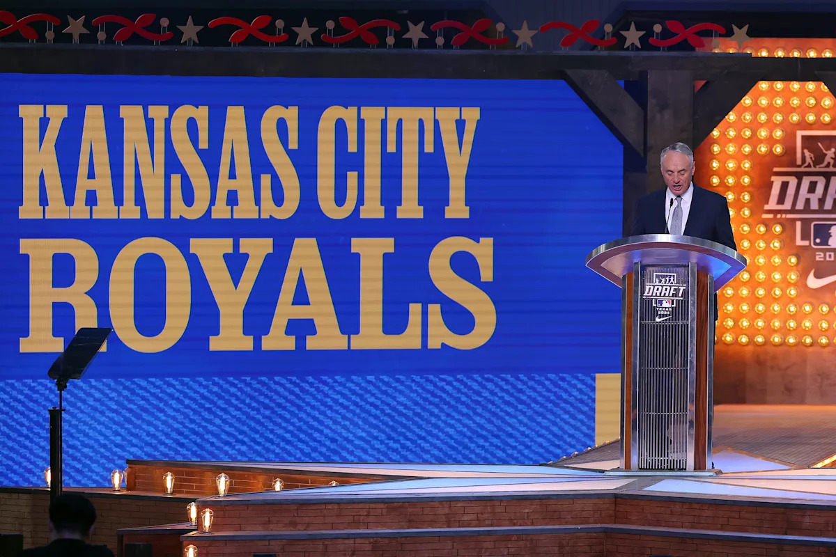 What are early mock drafts saying about the Royals?