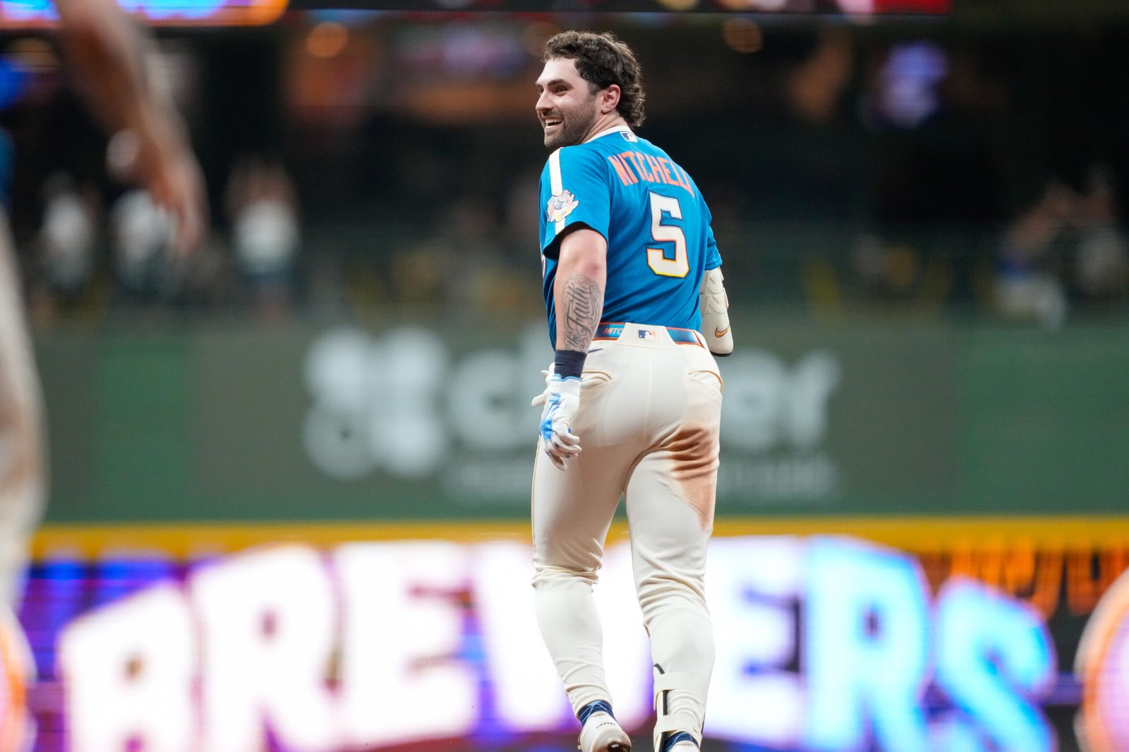Garrett Mitchell's walk-off single in 10th lifts Brewers to 2-1 win over Marlins