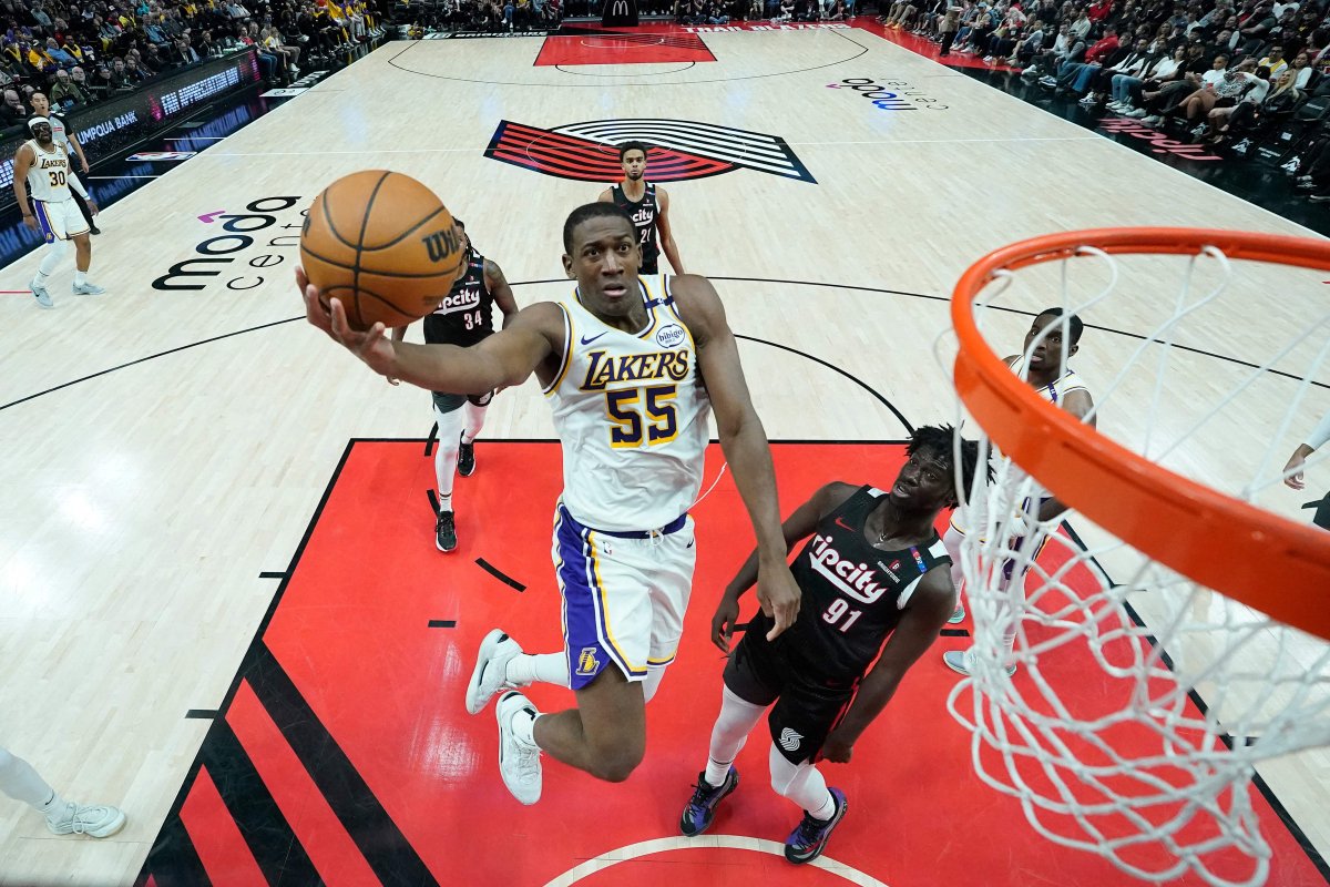 Former Lakers center signs with Raptors after winning NBA title with Knicks